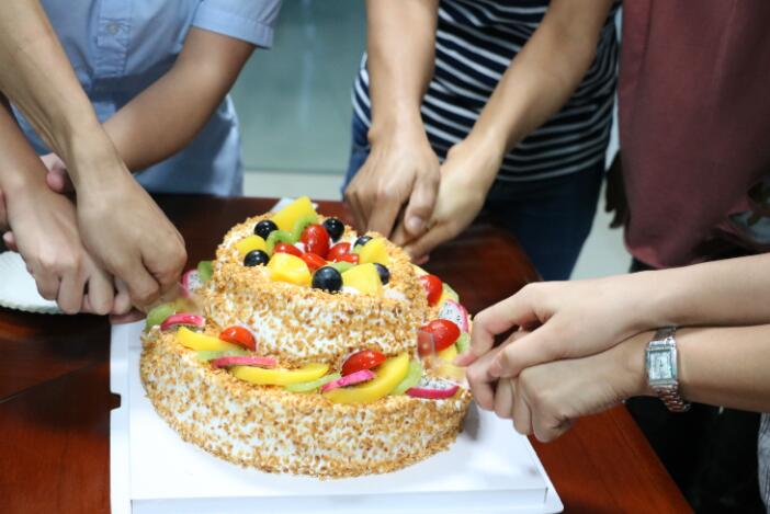 LETOU乐投触摸屏厂家7月为员工们举行生日会